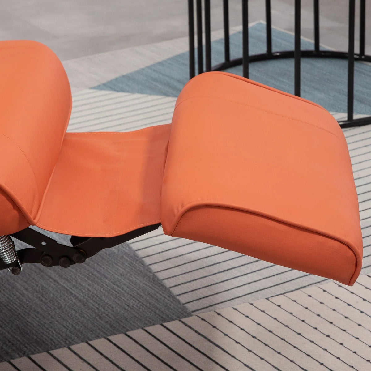 Fauteuil inclinable HomCom en similicuir avec base pivotante manuelle réglable et repose-pieds confortable et relaxant