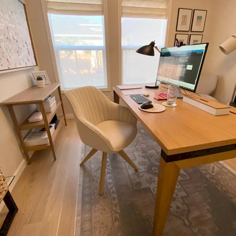 Fauteuil d'appoint pivotant classique avec pieds en bois et dossier matelassé