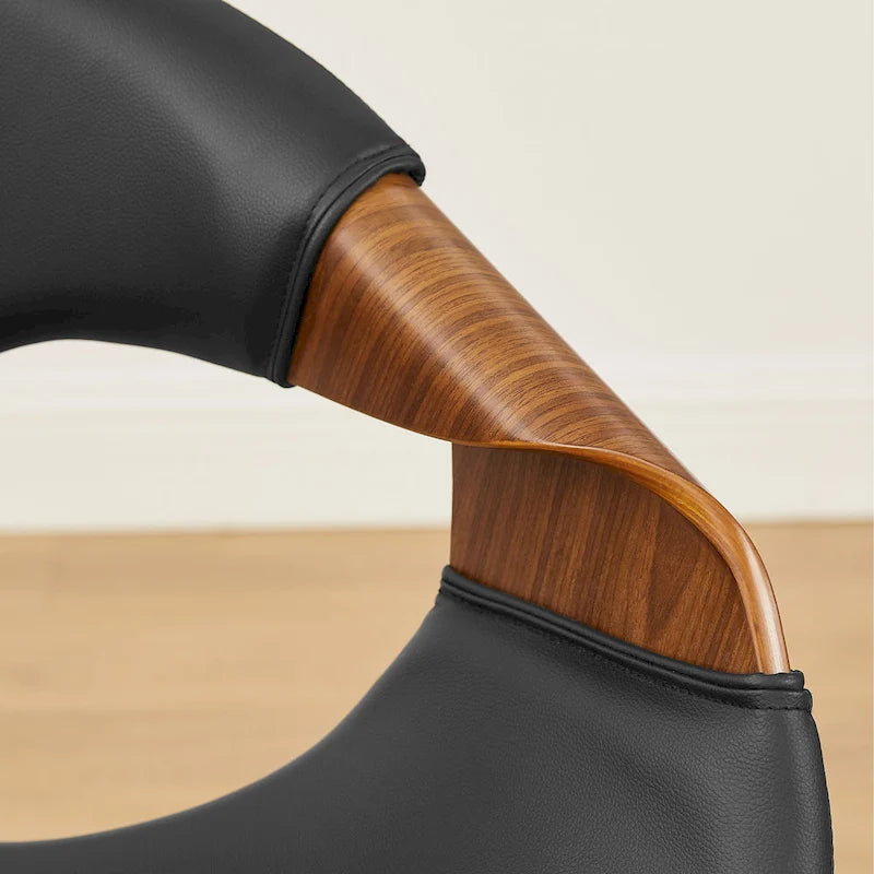 Chaise de salle à manger Mid-Century Modern en bois courbé — Assise rembourrée en similicuir et cadre en bois courbé