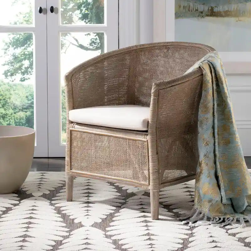 Fauteuil en rotin avec coussin — Finition blanchie, design incurvé et assise en lin