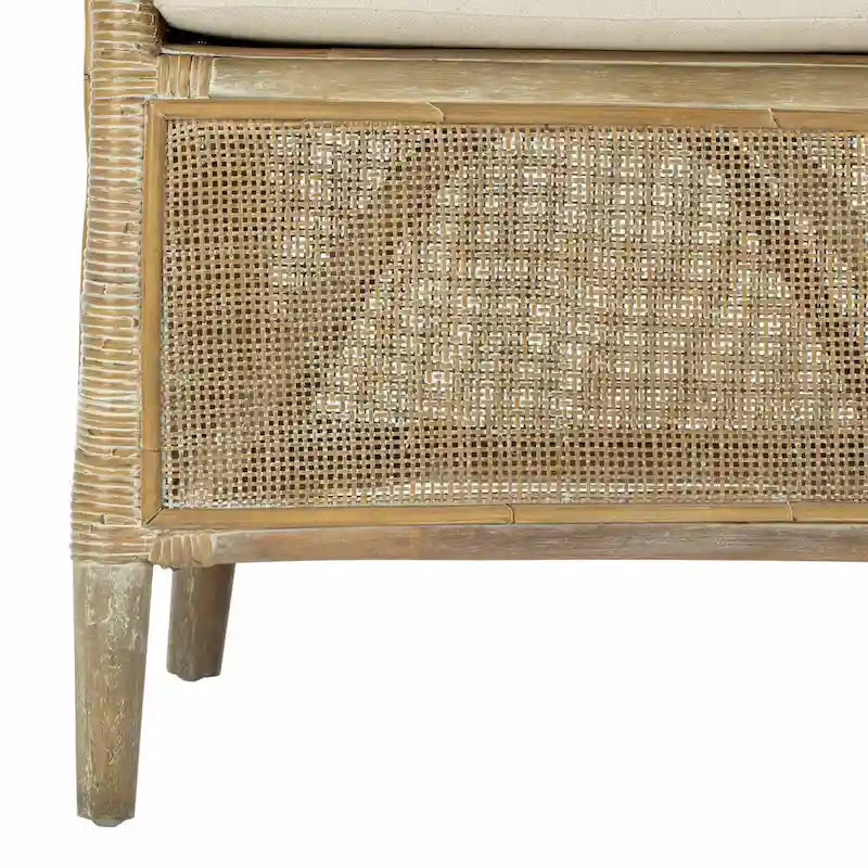 Fauteuil en rotin avec coussin — Finition blanchie, design incurvé et assise en lin