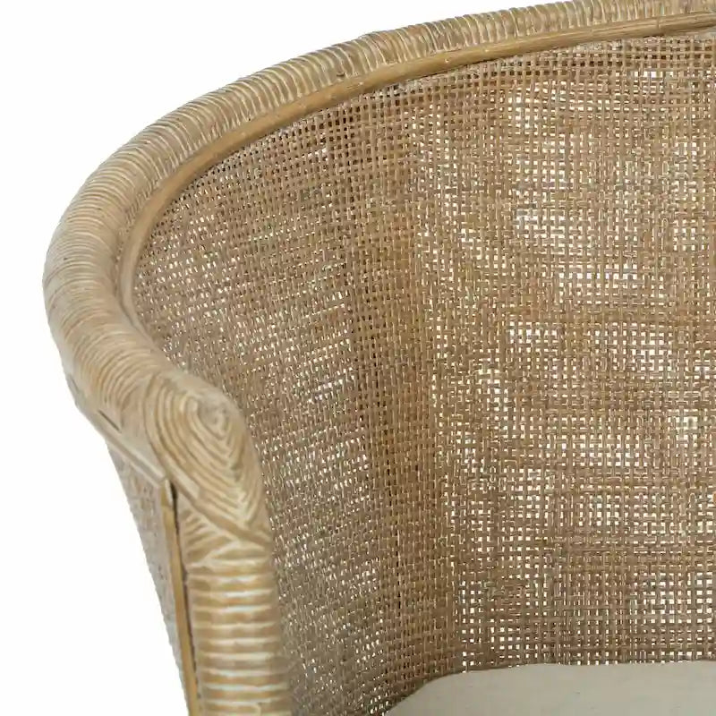 Fauteuil en rotin avec coussin — Finition blanchie, design incurvé et assise en lin