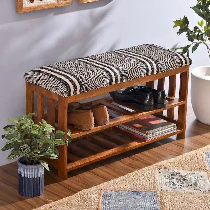 Banc artisanal en bois rembourré avec étagères de rangement — Style Bohème